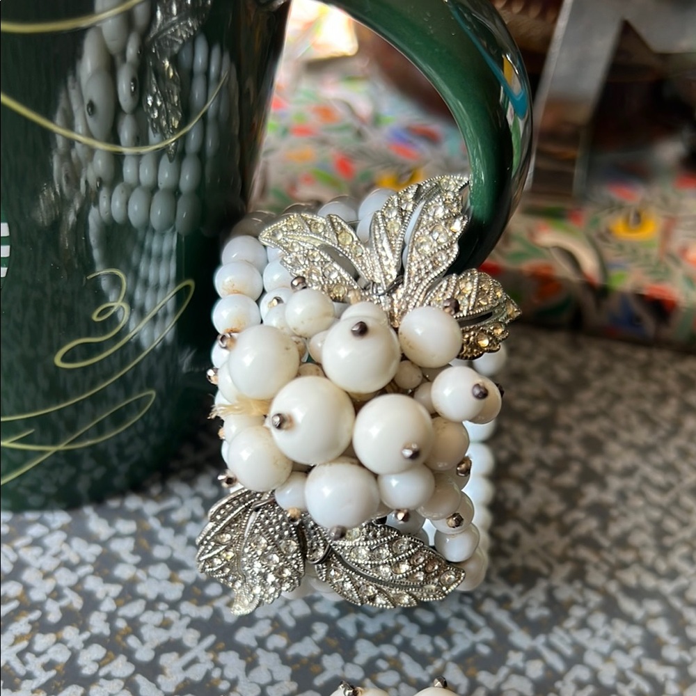 Mariam Haskell (?) white glass and studded unsigned bracelet and brooch - Picture 14 of 16